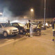 I Vigili del Fuoco intervengono su un'auto incendiata