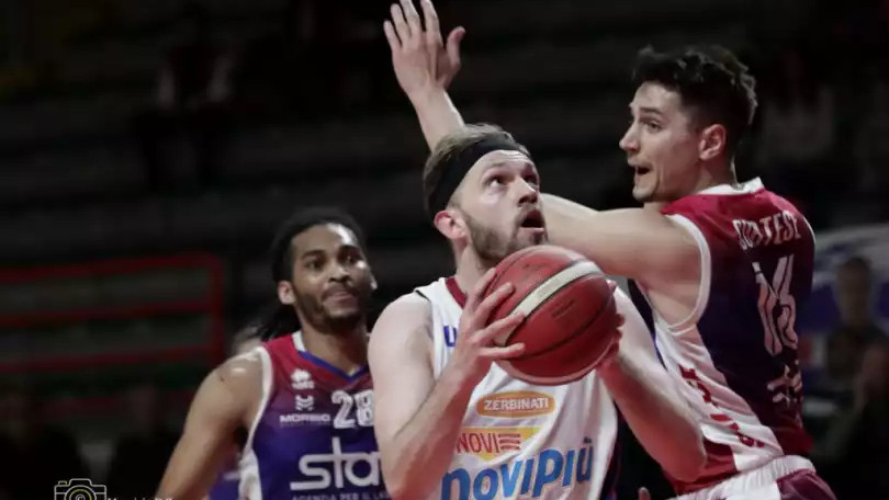Terza sconfitta di fila per la Novipiù, battuta dal fanalino di coda Ravenna: 78-76 il finale