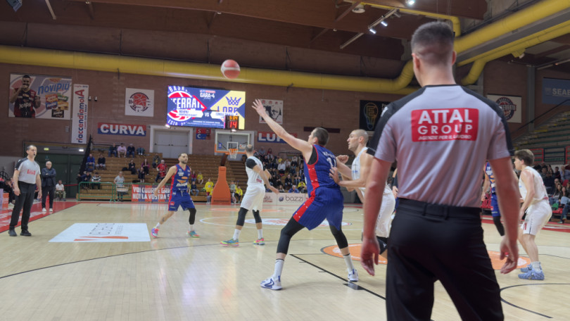 É Loreto Pesaro a salvarsi al primo turno dei playout, battendo 72-83 la Novipiù e aggiudicandosi la serie 3-1