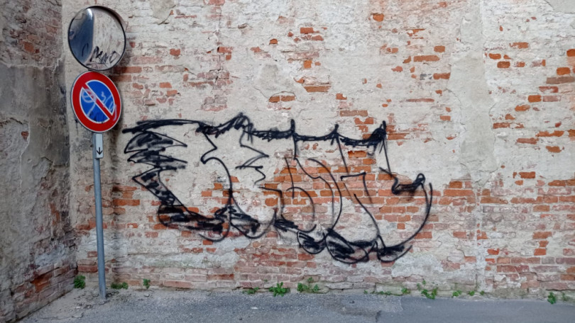 Imbratta il muro dell’ex Caserma Baronino