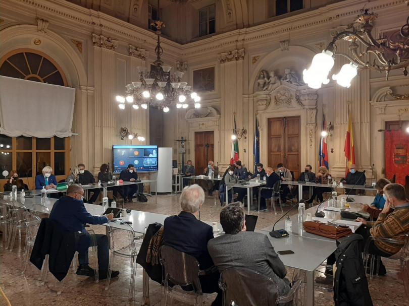 Un'area di stazioni di ricarica per auto elettriche in piazza Venezia