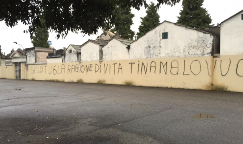 Cimitero di Casale, scritte vandaliche. Imbrattato il muro di cinta