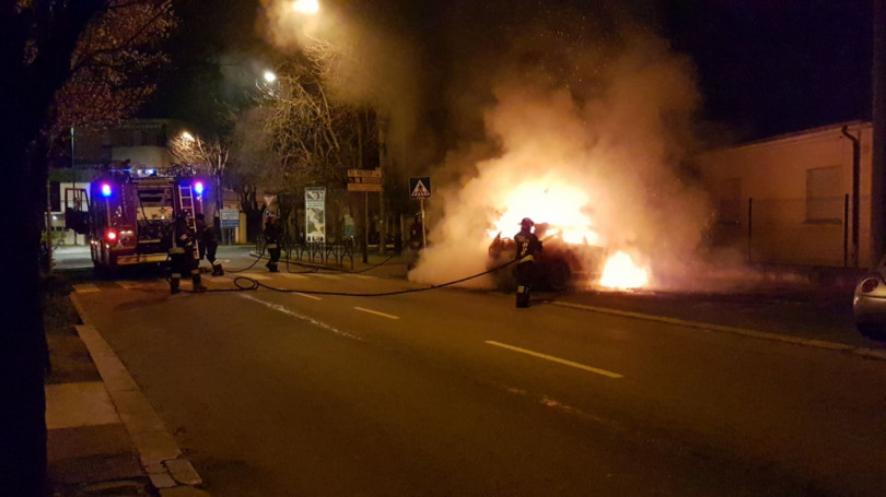 VIDEO - I Vigili del Fuoco intervengono in corso Manacorda per spegnere una delle auto incendiate