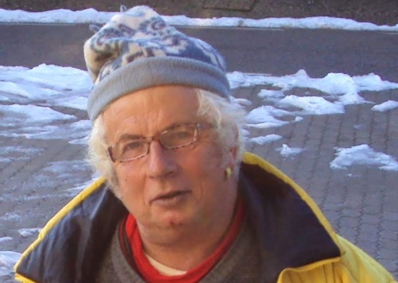 Muore seduto su una sedia davanti alla sua abitazione: si cercano i familiari