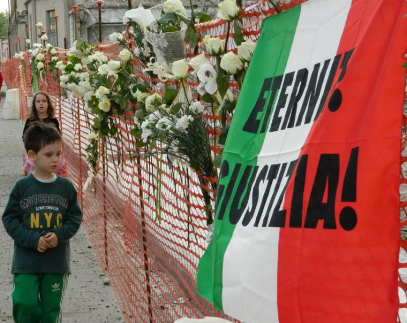 Dov'erano i cancelli dell'Eternit tanti fiori bianchi per ricordare le vittime dell'amianto
