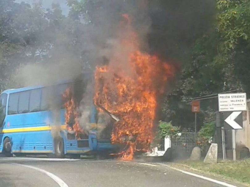 Si incendia il pullman di linea: illesi i passeggeri e l’autista <b>fotogallery</b>