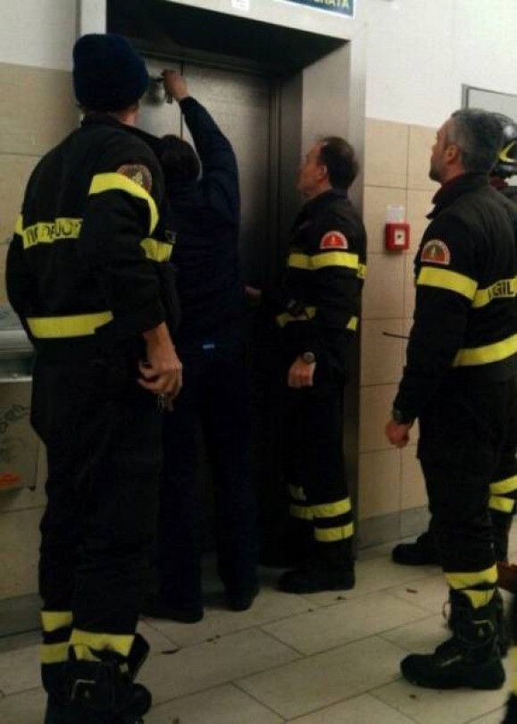 Soccorso un pensionato bloccato nell'ascensore