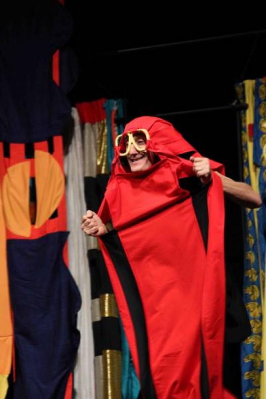 Il delirio narcisistico di... “Io” Rezza, uno spettacolo “drammatico”, in cui si ride sempre a crepapelle