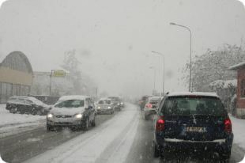 Sorpresi dalla nevicata nel primo pomeriggio, traffico in difficoltà - Già sospesi i campionati dilettantistici regionali di calcio, Casale in forse