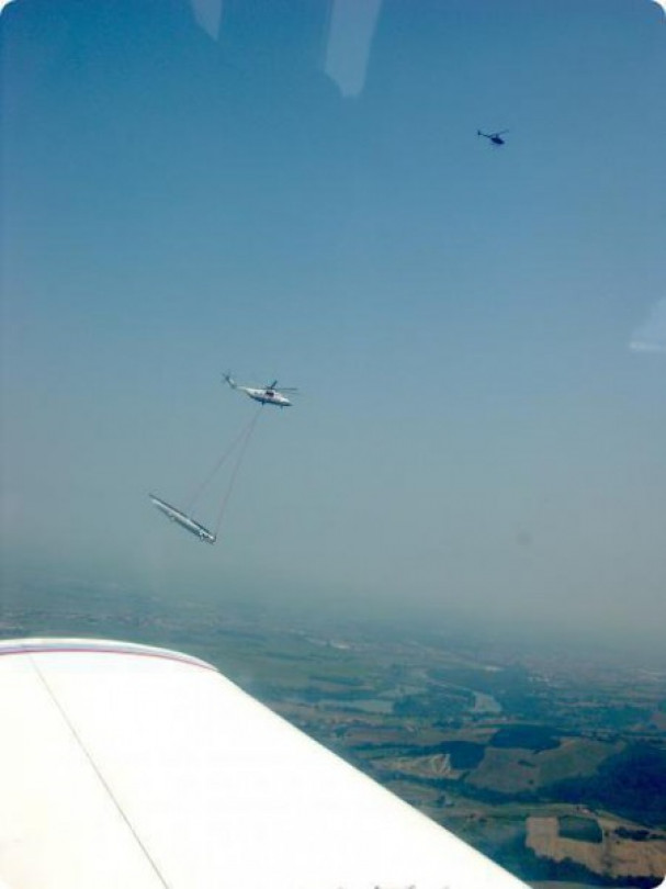 La barca Alinghi sul cielo del Monferrato - Champagne per i trasvolatori festeggiati al Cappa