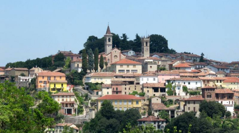 Ridipinta la casa di via Mazzini: il giallo acceso è stato sostituito da un colore più tenue