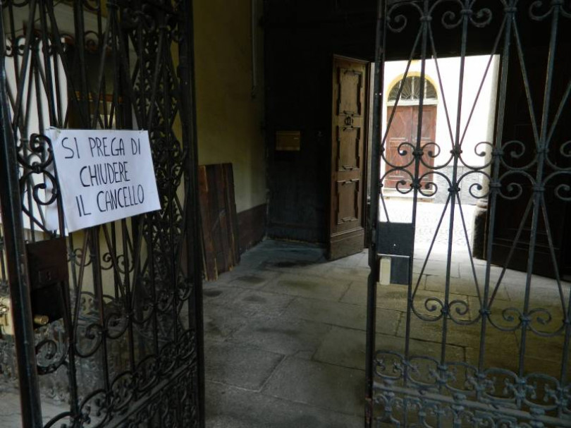 La fa nell’atrio e si pulisce con i tabelloni scolastici. Uomo di colore colto in flagrante alla Trevigi: scoppia la polemica