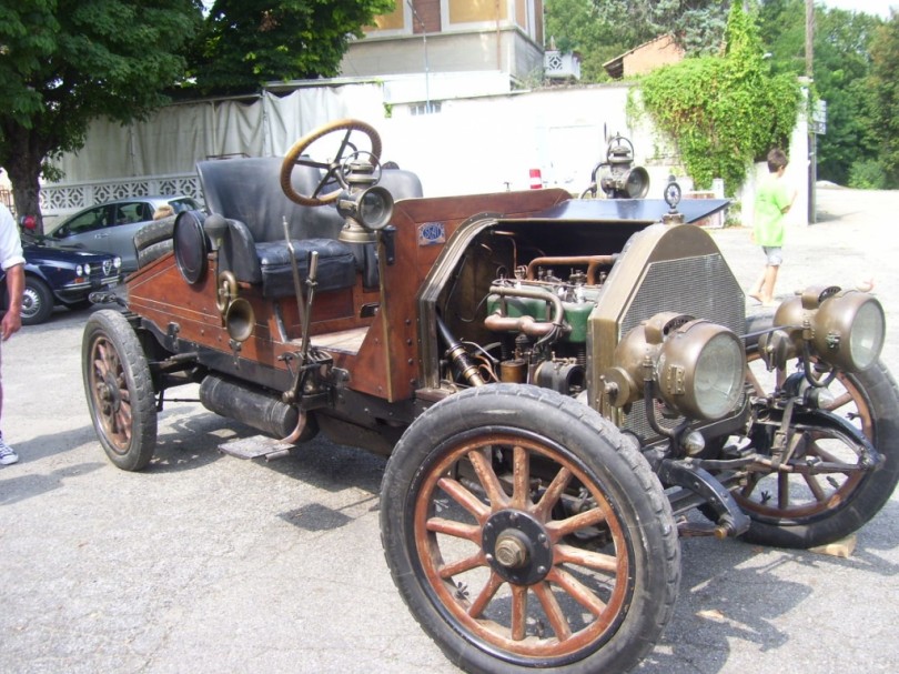 A Robella fanno bella mostra di sè le auto storiche