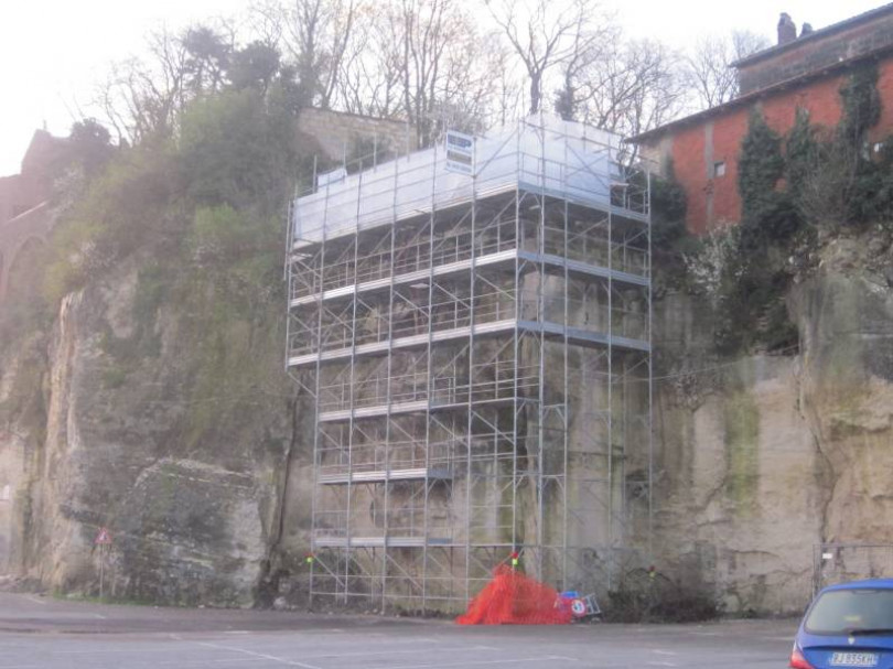 Rosignano: si ripristina la rocca tufacea