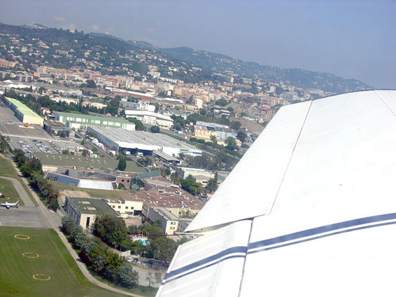 A un'ora di volo - Collegamenti Casale-Cannes: storici e aeronautici - Dalla scrittrice Cappellano