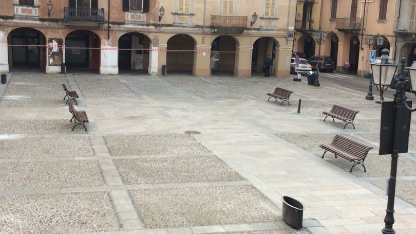 Il parcheggio o le panchine? La questione divide i trinesi