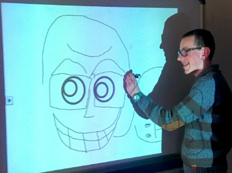 Con 20 euro e qualche pezzo di scarto uno studente casalese crea una Lim e la regala alla sua scuola