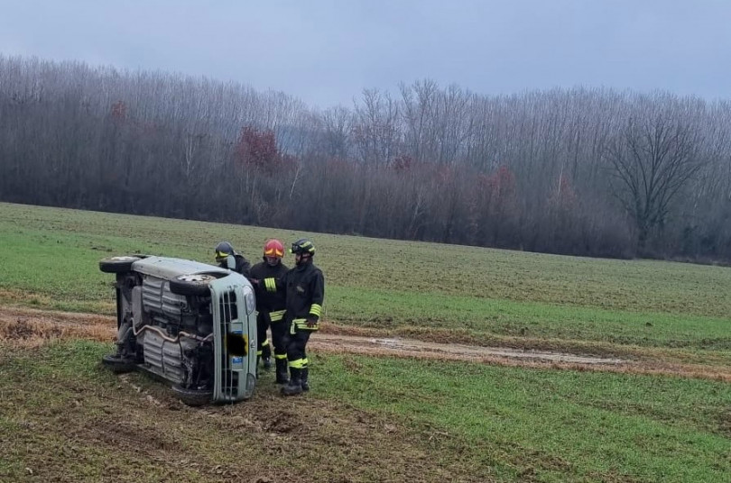 Incidente a Vignale: si ribaltano in un campo