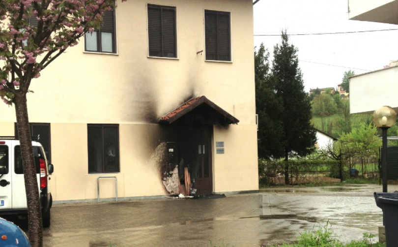 Fubine: bottiglia incendiaria contro uno studio dentistico