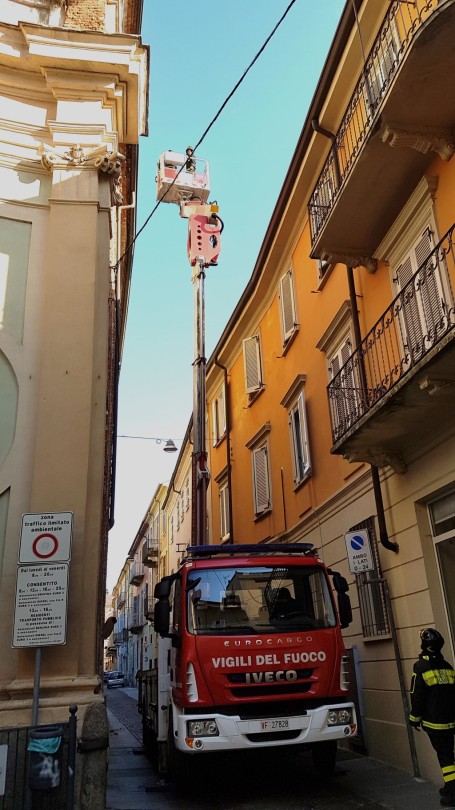 Cadono detriti dalla chiesa: intervento dei pompieri con la piattaforma aerea