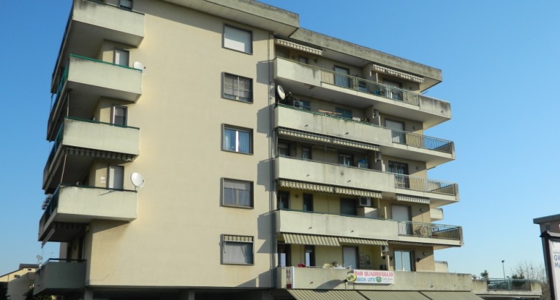 Anziana perde equilibrio e scivola nella vasca. L’acqua allaga il palazzo