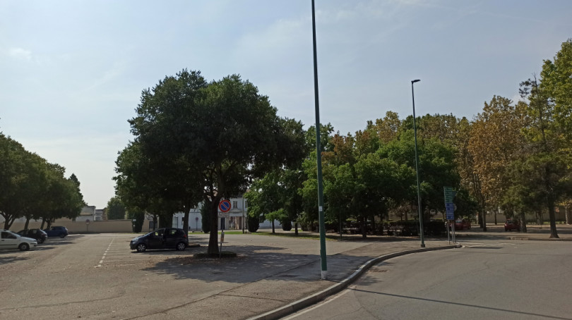 Il piazzale davanti al cimitero intitolato agli Imi monferrini