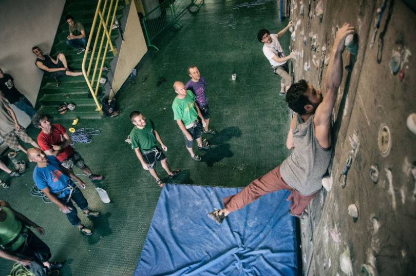 Arrampicata urbana in centro città: sabato a Casale si scaleranno i palazzi per beneficenza