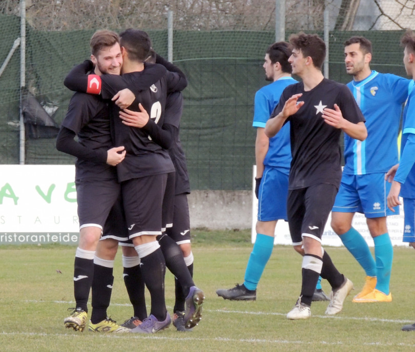 Pirotecnico 2-5: il Casale a valanga sull'Inveruno. Il Trino continua a correre
