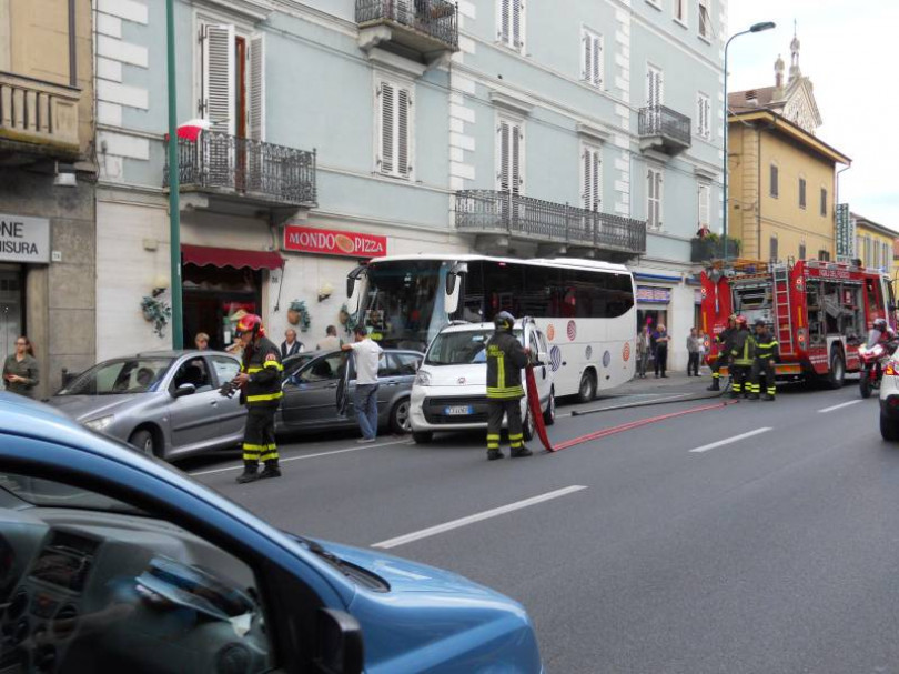 Spettacolare incidente al Valentino: pullman centra quattro auto in sosta a bordo strada e finisce sul marciapiede