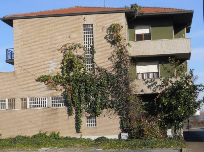 Occupazione abusiva palazzina Oltreponte: «La situazione è monitorata da tempo e si stanno trovando soluzioni»