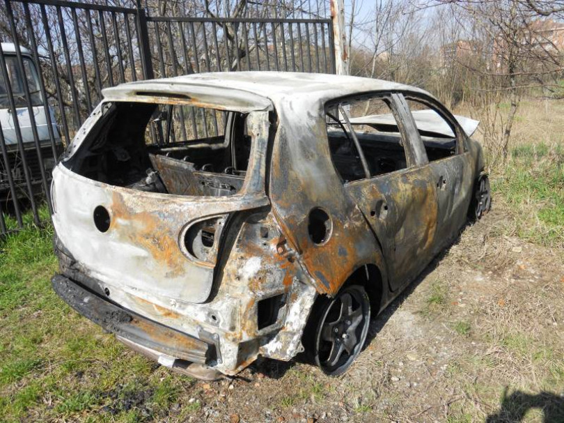 Pontestura: auto prende fuoco dopo lo scontro con il marciapiedi
