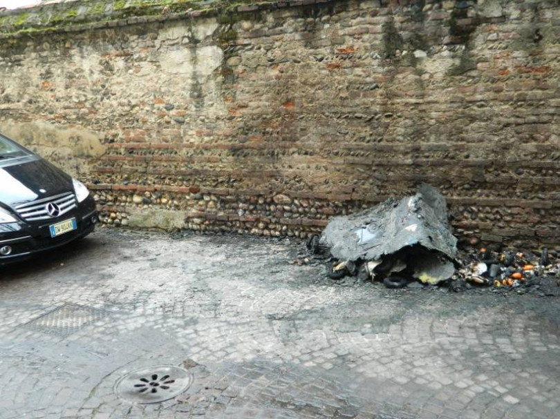 Cassonetti incendiati in via Canina a Casale