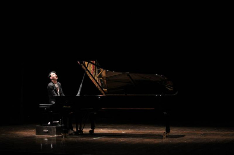 Bosso infiamma il Municipale: il coraggio della vita in musica e parole