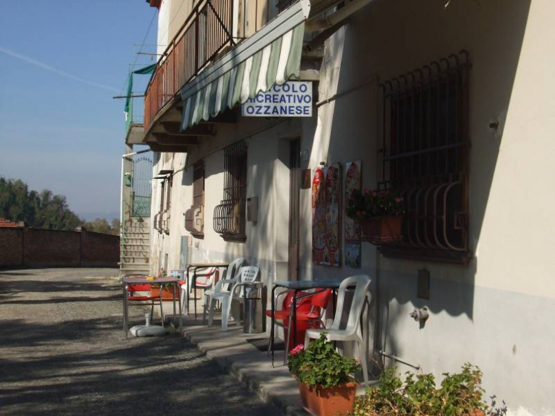 Ozzano, al circolo ricreativo i ladri rubano anche gelati e bibite. Tabaccaio aggredito a Frassineto