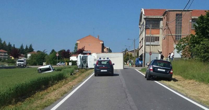 Due feriti, di cui uno gravissimo, in un incidente a Murisengo: coinvolti un camion frigorifero e un'autovettura