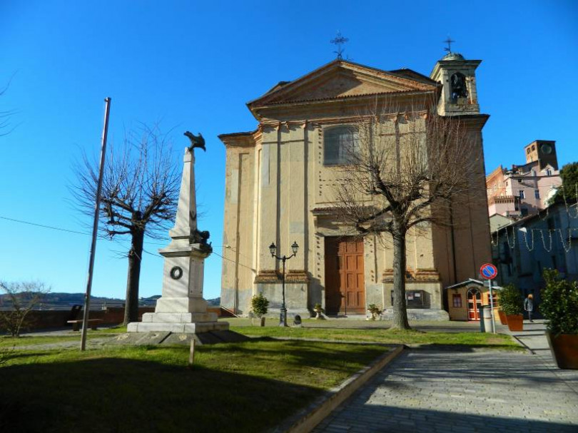 San Giorgio: l'obelisco davanti alla chiesa