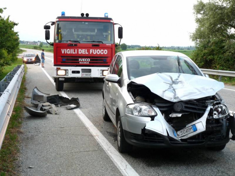 Tamponamento a 4 sulla provinciale: Scontro auto-furgone davanti ai Vigili cade con lo scooter per evitare l’urto