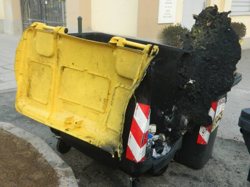 Bruciano un cassonetto e abbattono le transenne di un cantiere: vandali in azione al Mercato Pavia
