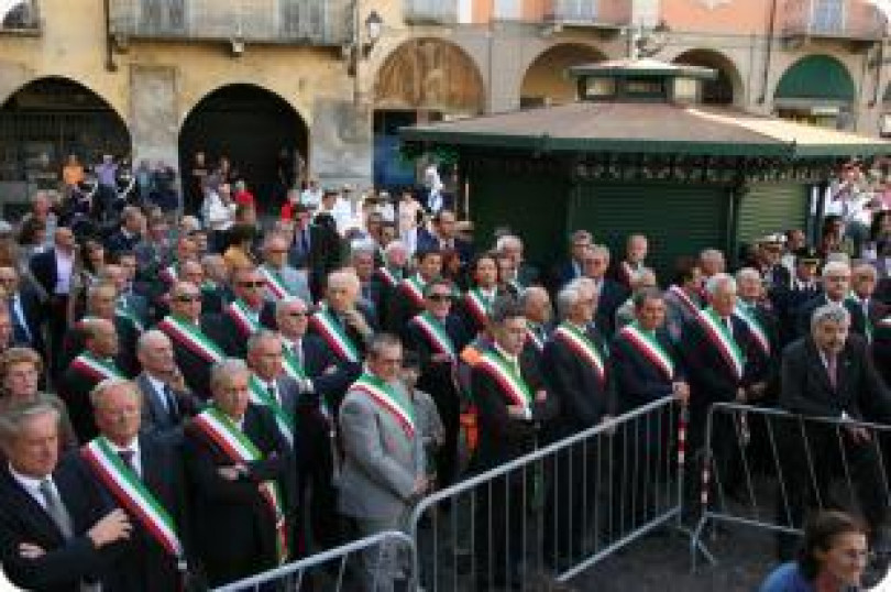 Festa e folla all'ingresso del vescovo