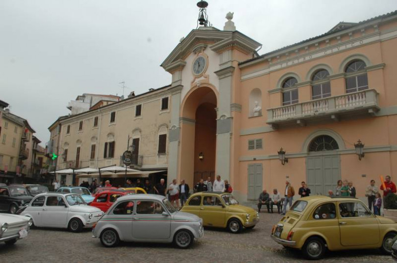 Il meeting della vendemmia: Moncalvo invasa dalle colorate Fiat 500