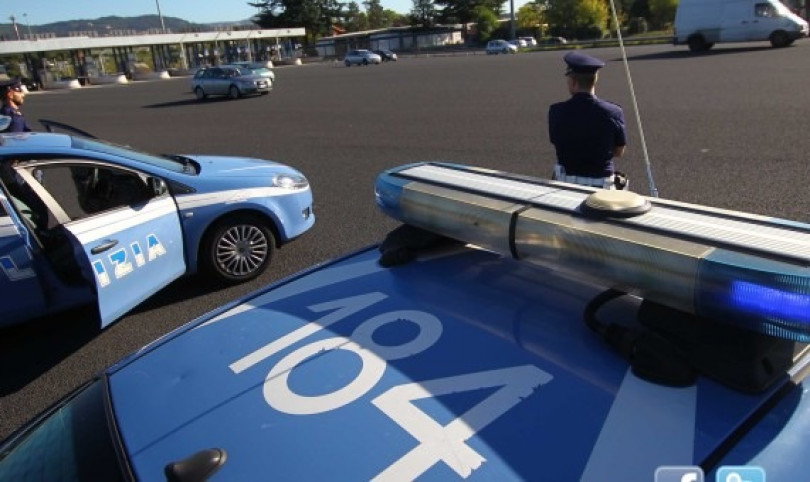 Una turista francese in bici sull'autostrada: fermata dalla Polizia e multata