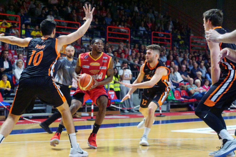 La Novipiù supera in volata la Viola (68-67) e resta in vetta con Tortona