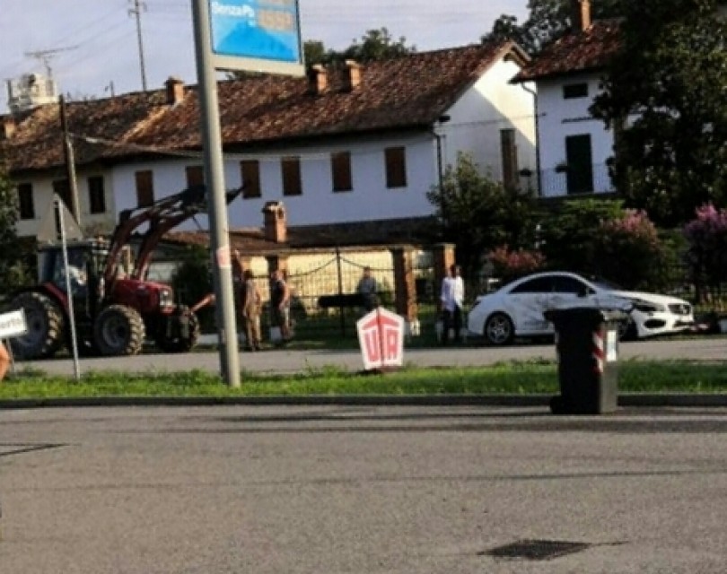 Trattore urta un'auto