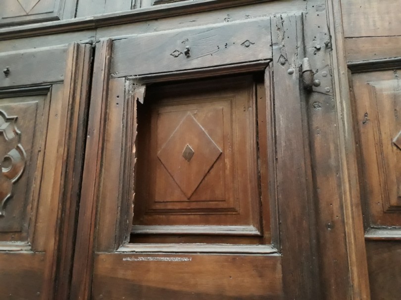 Tre persone assalite mentre passeggiavano in centro