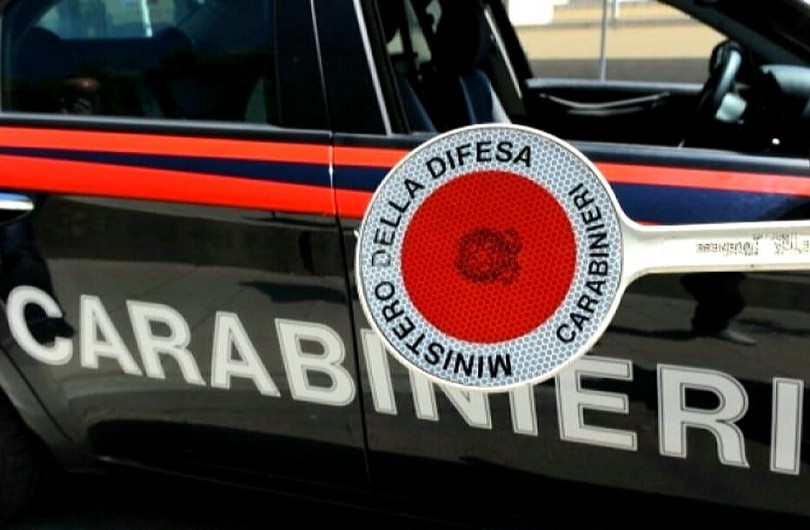 Ubriaco, minaccia i Carabinieri e sputa sulla loro uniforme