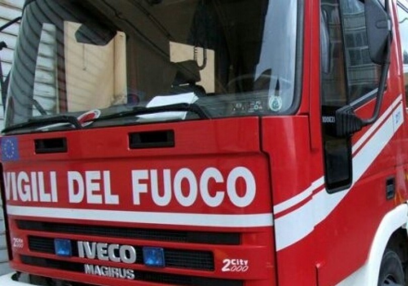 Il regalo di Natale finisce su una pianta: intervengono i Vigili del Fuoco