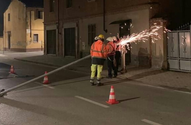 Pali della luce pericolanti a Stroppiana