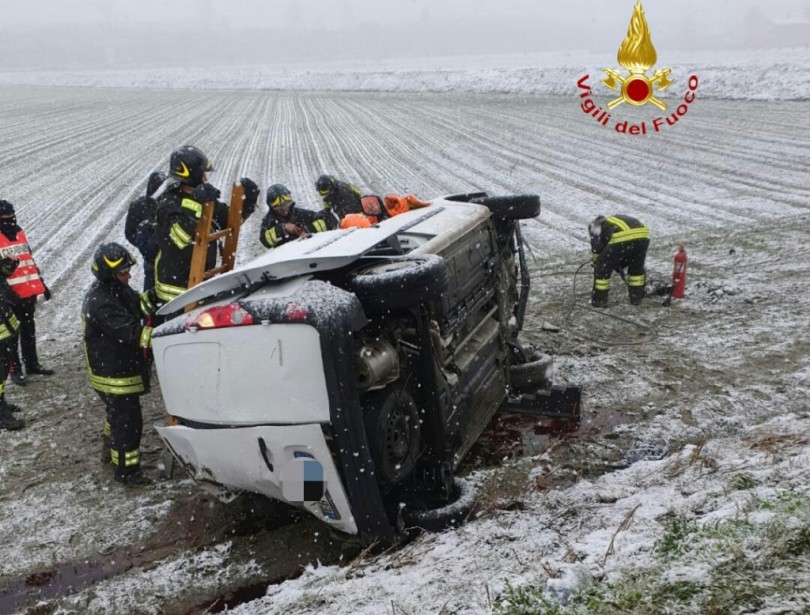 Auto fuori strada a Crescentino