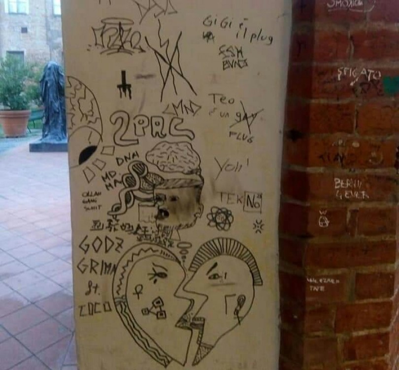 Sfregiato il chiostro di Santa Croce