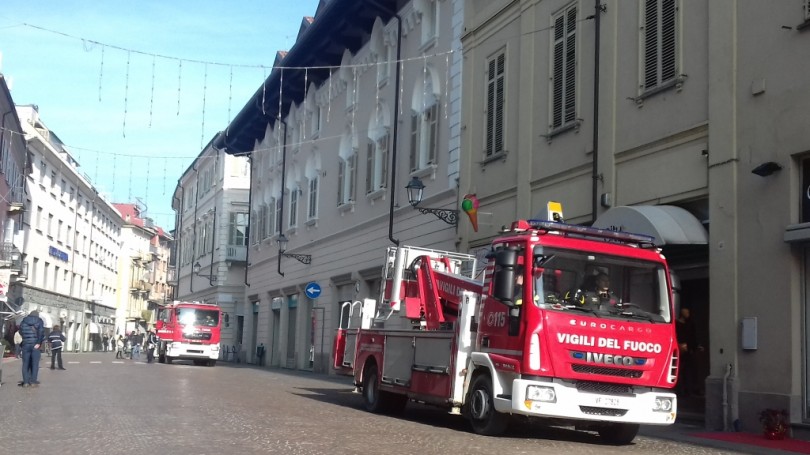 Tegole pericolanti dal tetto di Palazzo Callori: transennato un tratto di via Roma